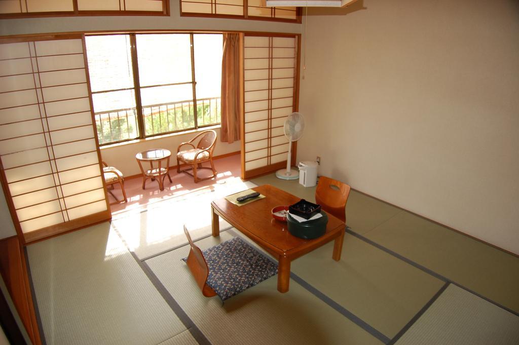Sawatari Onsen Miyataya Ryokan Nakanojo Rum bild